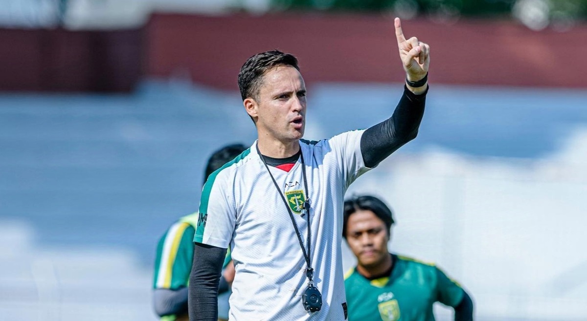 Paul Munster Tetap Yakin Persebaya Bisa Bersaing di Papan Atas Liga 1 2024-2025