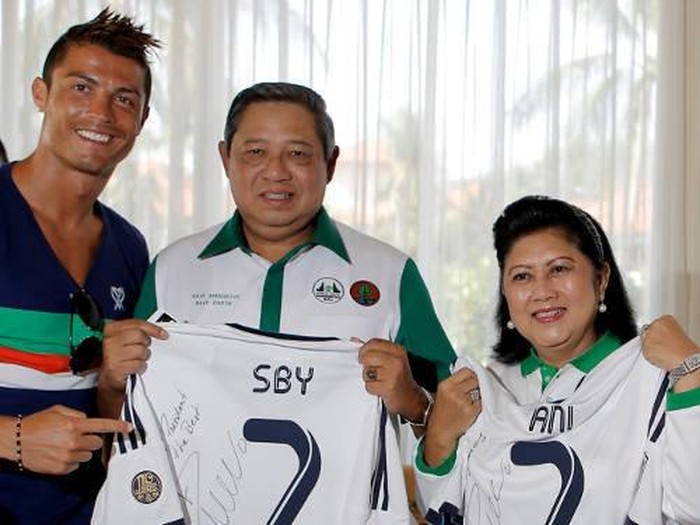 Cristiano Ronaldo memberikan hadiah jersey kepada sby